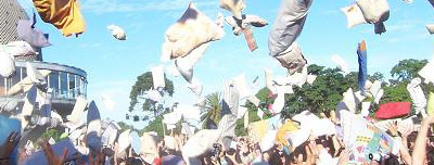 Flash mob : bataille de polochons en pleine rue à New-York