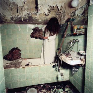 «Während der ganzen Zeit wuchsen und wuchsen die Kinder und stellten nur die eine Frage, während die Erwachsenen ratlos und grossartig lächelnd schrumpften und schrumpften», 1/9 – 2003 Chantal Michel