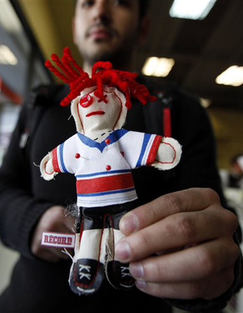 Poupée vaudou en maillot de l'équipe de football US, distribuée par le magazine Récord aux supporters mexicains - Photo (c) AP/Gregory Bull